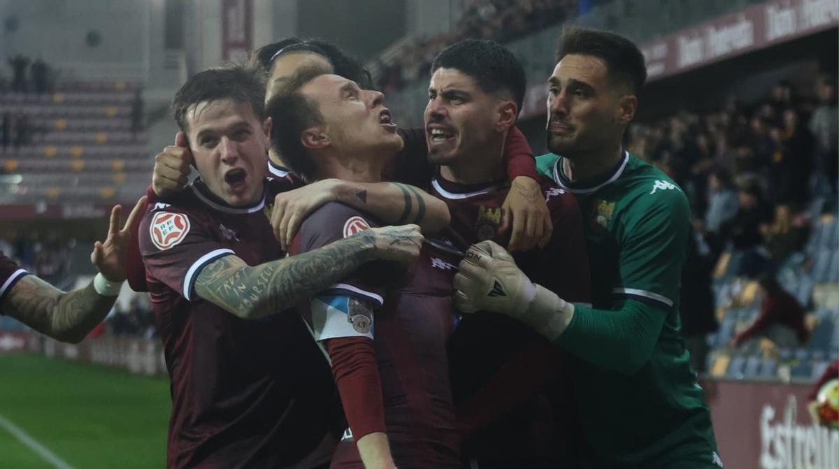 Los jugadores granates felicitan a Yelko por su gol