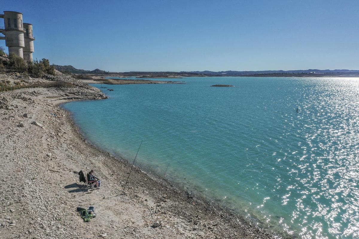 Orillas y lámina de agua del embalse de La Pedrera que se planteó como posible ubicación para la planta solar