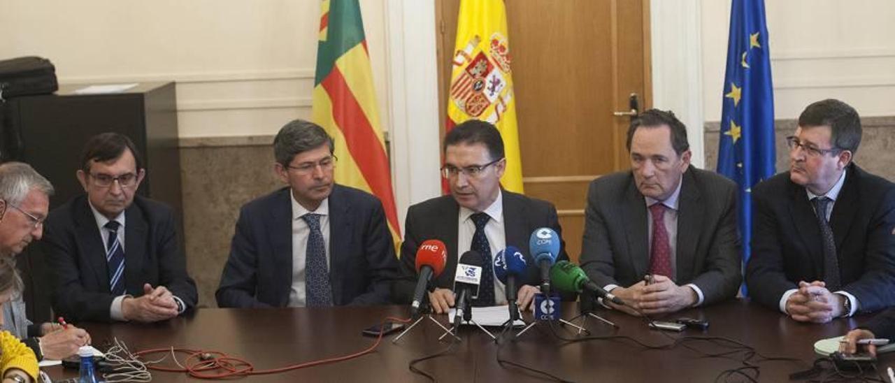 Serafín Castellano, delegado del Gobierno en la Comunitat Valenciana, junto a los representantes tras el acuerdo.