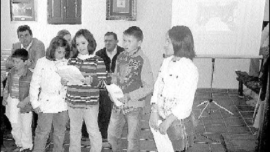 Niños, ayer, en Porrúa, encargados de leer la Carta de los Pueblos.