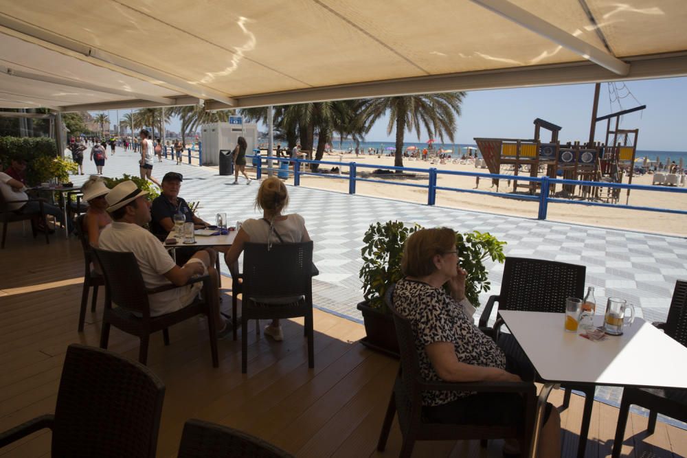 Alicante arranca el verano con la sombra de la pandemia.