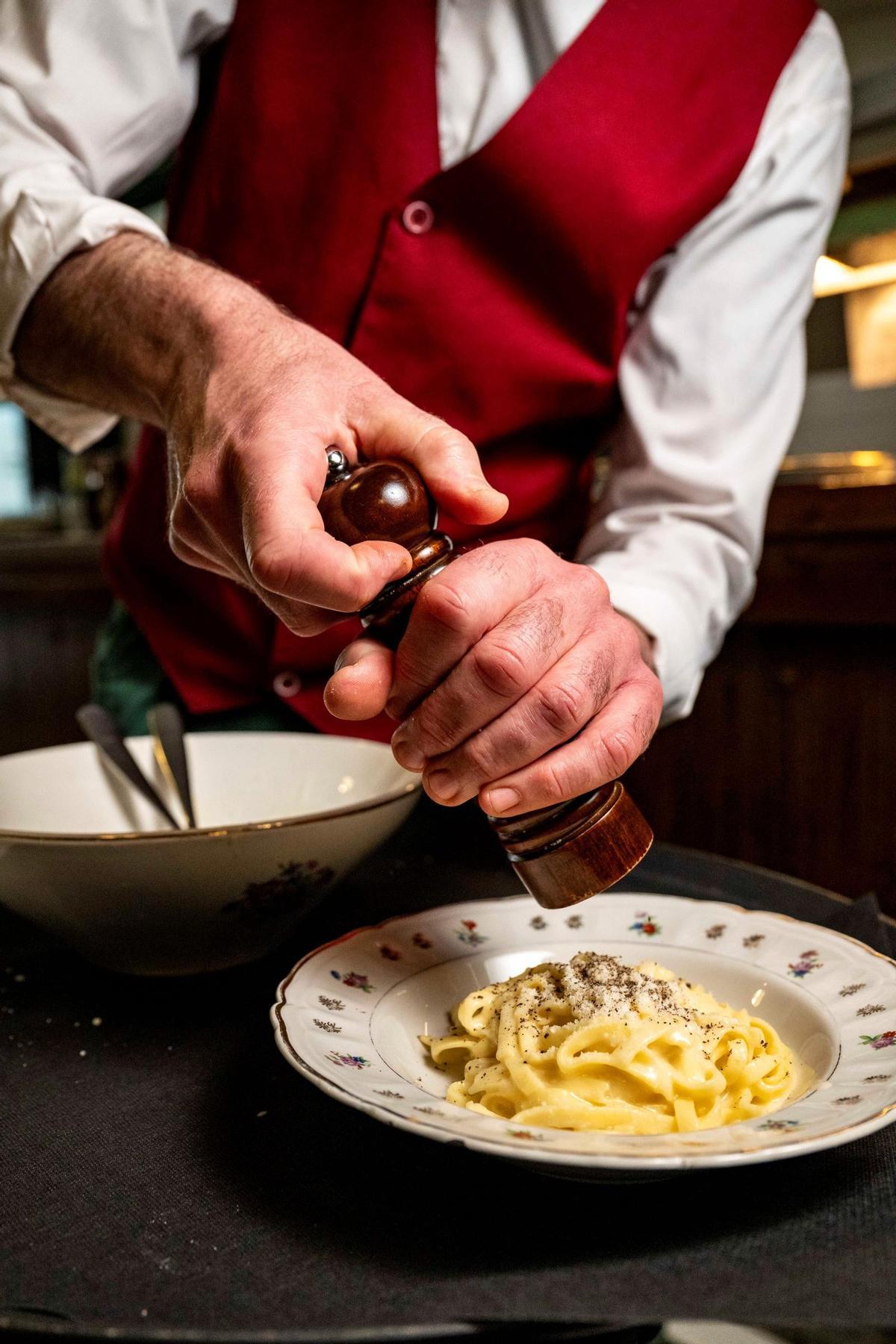 Preparación de los fetuccini Alfredo
