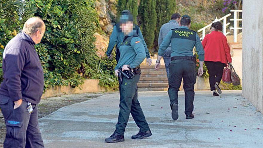 Agentes de la Guardia Civil, en la entrada de la finca.