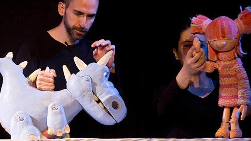 El espectáculo de ´Maure el Dinosaure´, de Teatre Nu, ayer en el Centre cultural de Jesús.