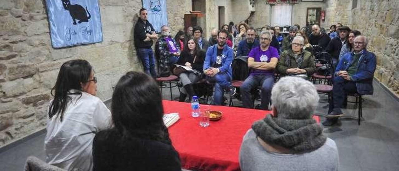 Asistentes a la lectura de poemas de Rosalía de Castro en el Salón García. // Iñaki Abella