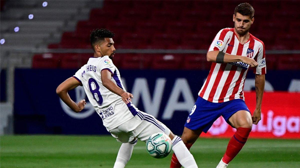 Matheus Fernandes (derecha) con Álvaro Morata durante el Atlético-Real Valladolid de La Liga 2019/20