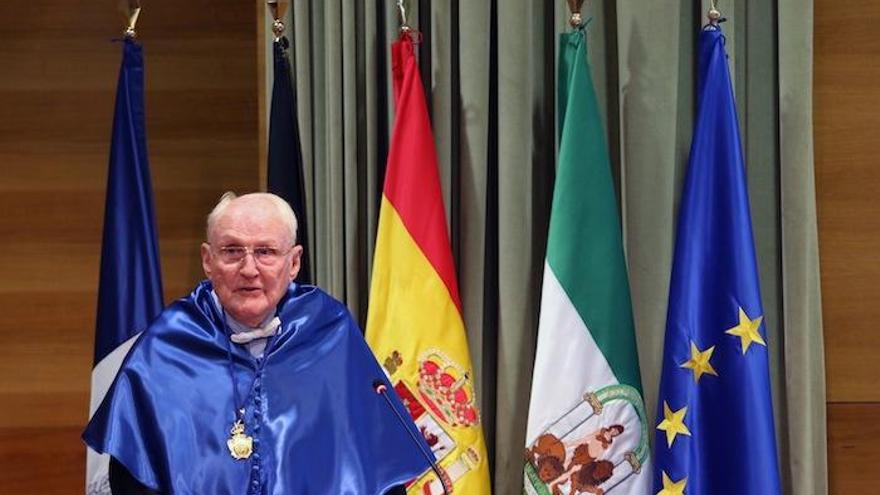 Un laureado Hans-Dieter Wienberg pronunciando su discurso de agradecimiento.