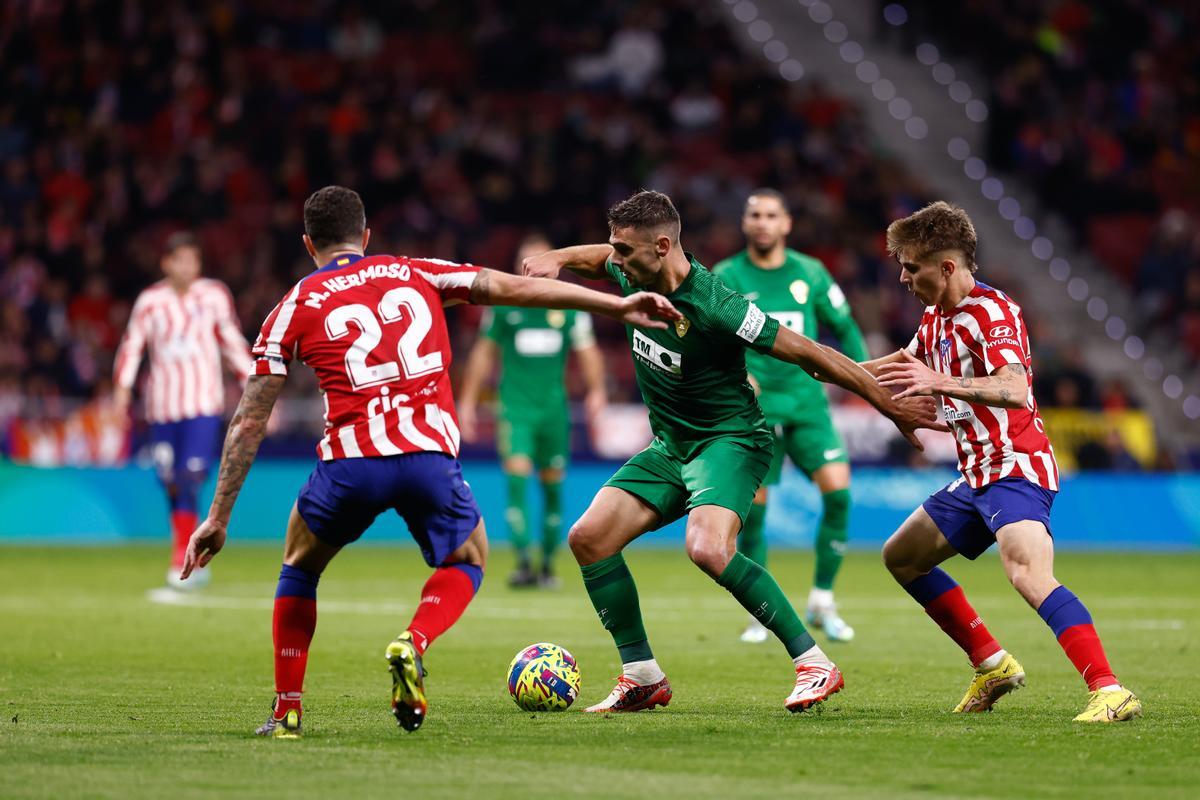 Lucas Boyé controla un balón ante Mario Hermoso y Pablo Barrios