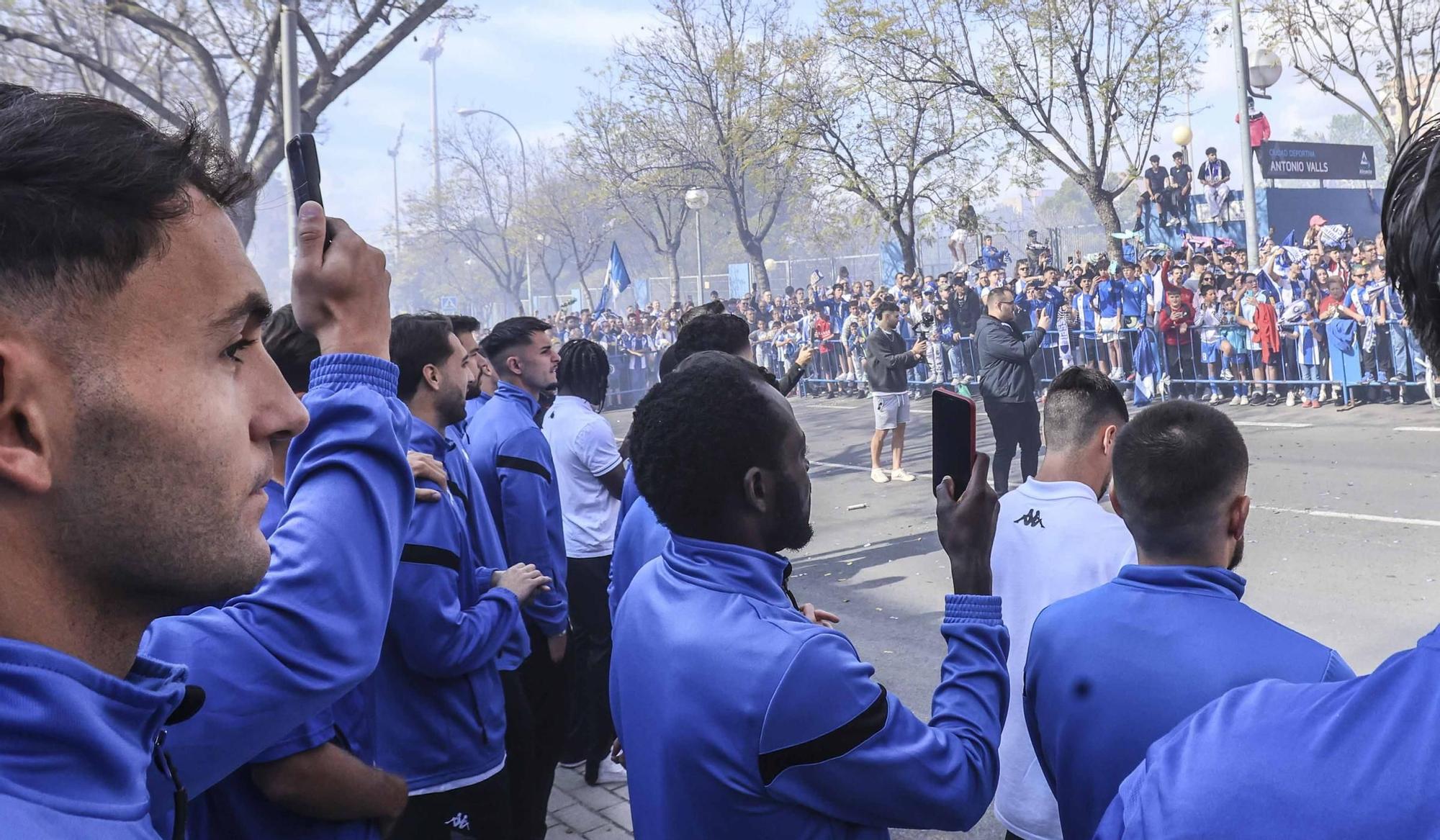 Cientos de hinchas reciben al Hércules en el Rico Pérez para un partido con 18.000 espectadores en la grada
