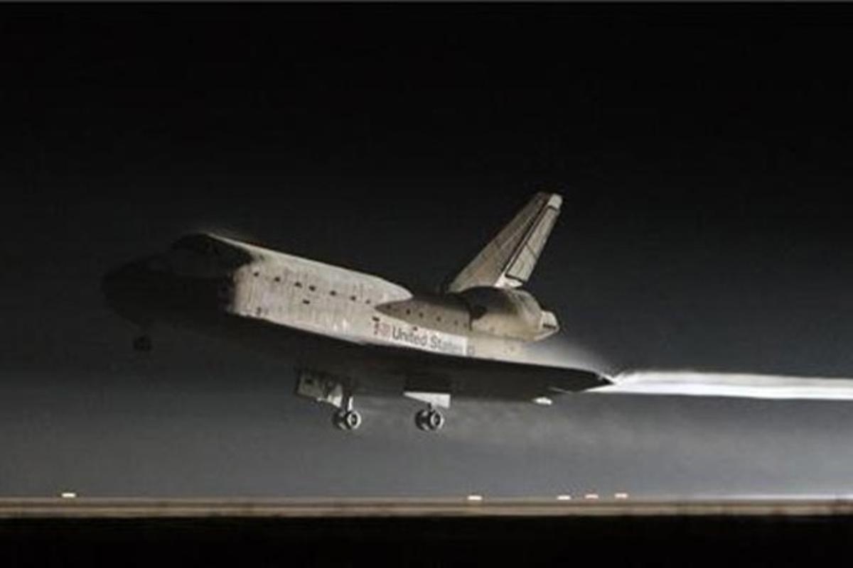 El transbordador espacial ’Atlantis’ aterra per última vegada al Centre Espacial Kennedy a Cap Canaveral, Florida.