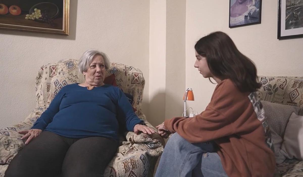 Momento del documental en el que conversan Mari, ex usuaria del centro de día, y su nieta Eva.
