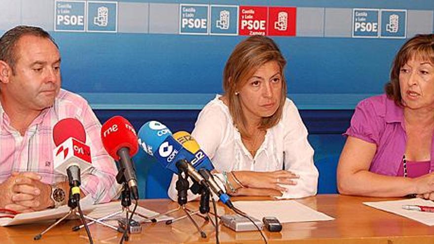 De izquierda a derecha, Livino Iglesias y Eva Alonso, concejales de Villalpando, y Rosa Muñoz, portavoz del PSOE.