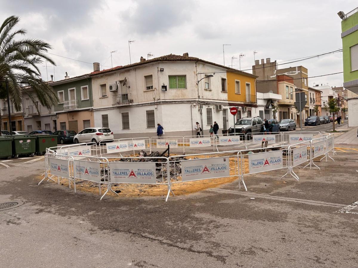 Unas valla rodean los restos de la "cremà" de la falla Santa Bárbara.