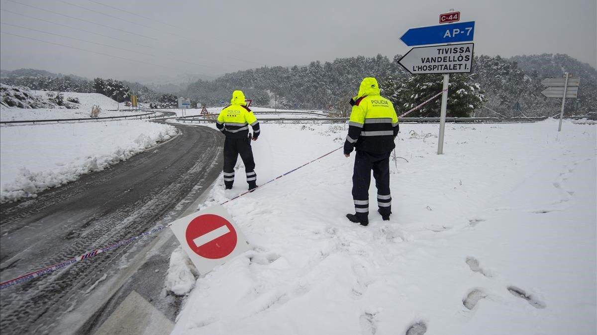 La carretera C-44, a la altura de Tivissa (Ribera de l'Ebre), cortada por el cúmulo de nieve.