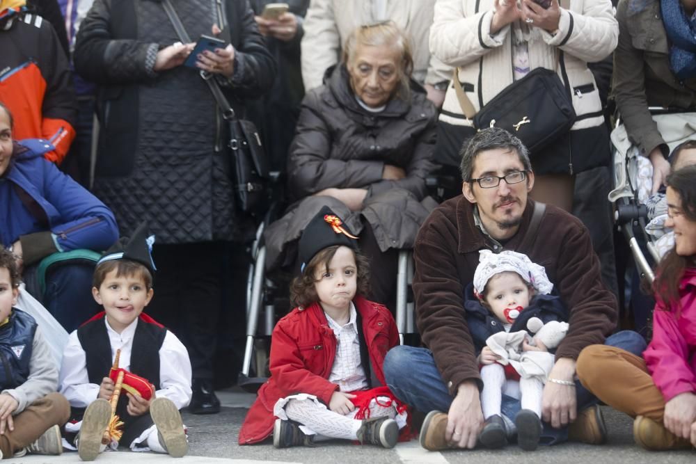 Desfile de carrozas el Lunes de Pascua en Avilés