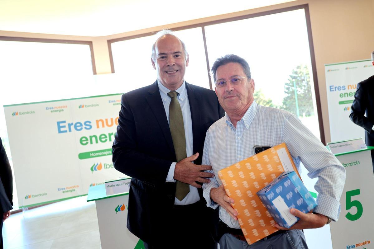 Mario Ruíz-Tagle entregando uno de los obsequios.