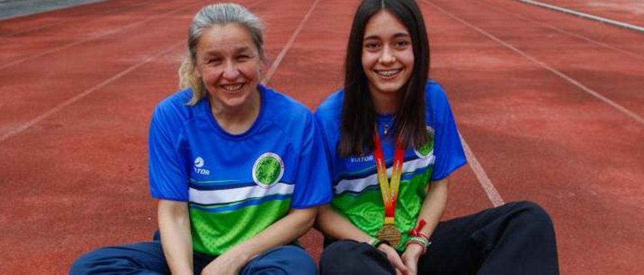 La atleta cambadesa junto a su entrenadora Verónica Cores ayer en Fontecarmoa. |