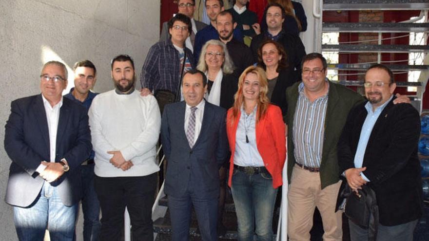 Foto de familia de José Luis Ruiz Espejo con representantes de las nuevas empresas del CADE.