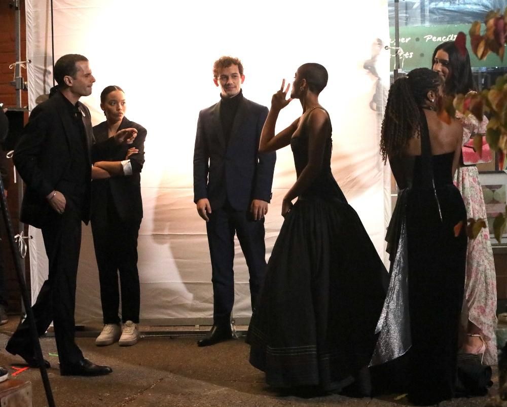 Varios de los actores del nuevo elenco de 'Gossip Girl' durante el rodaje de la serie en Nueva York