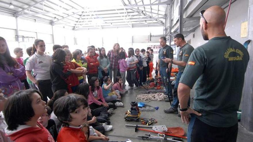 Miembros de la Guardia Civil de Montaña muestran sus equipos a los alumnos del Colegio Santiago de Mieres.