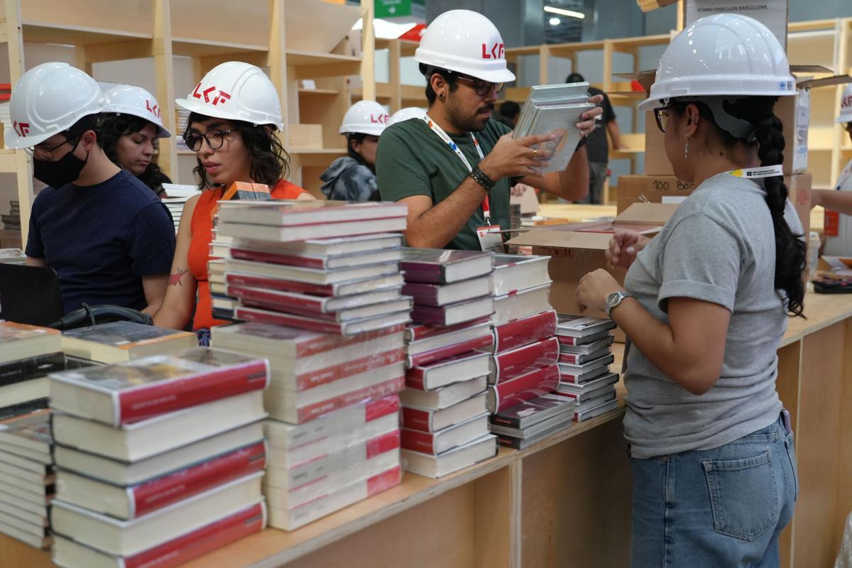 Preparativos en el pabellón de Barcelona en Guadalajara.