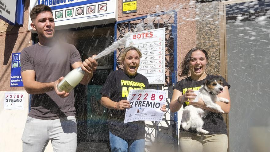 Vecindario reparte el segundo premio de la Lotería del Niño