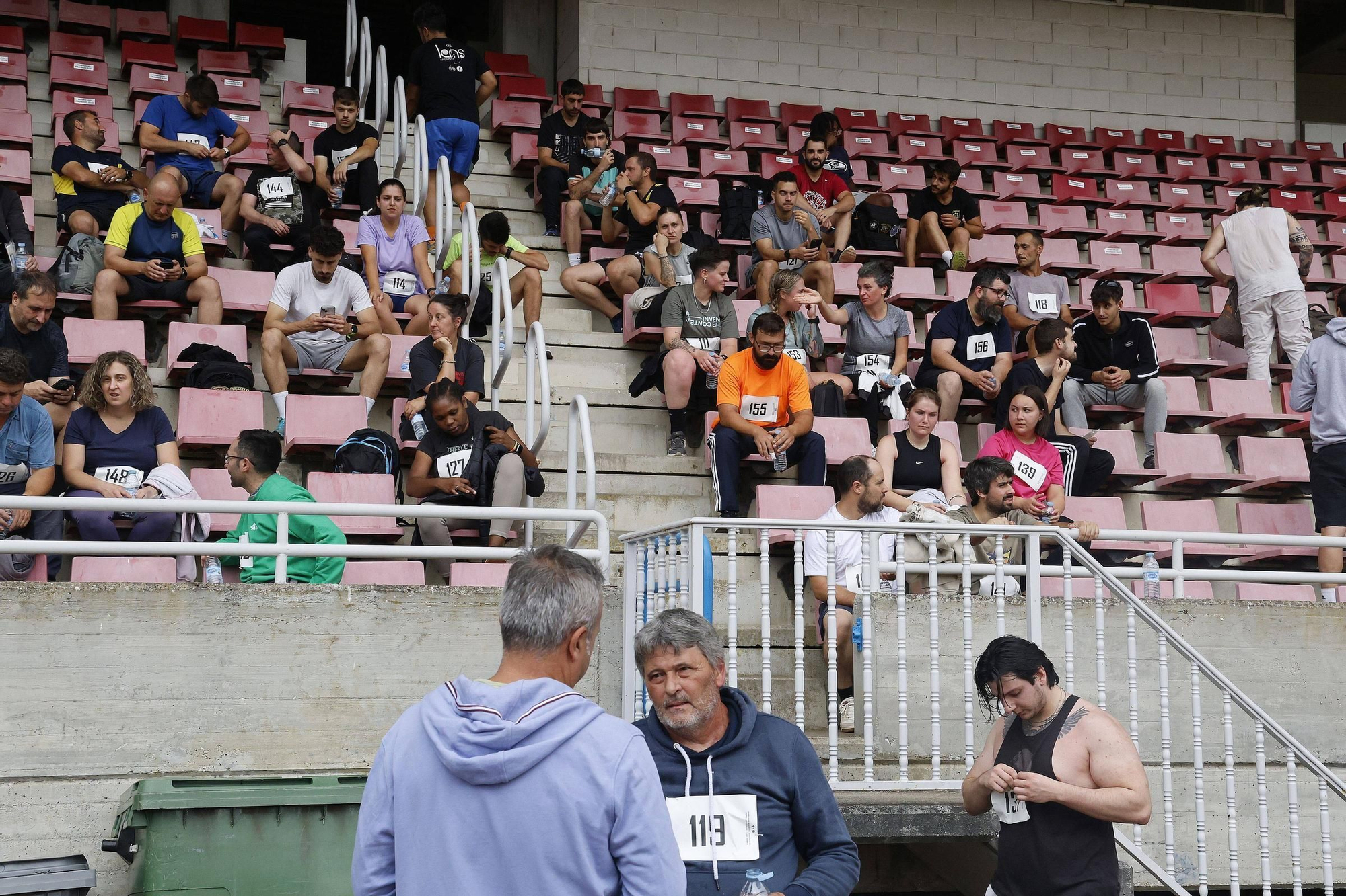Pruebas físicas de los aspirantes a bomberos forestales en el estadio Verónica Boquete de Santiago