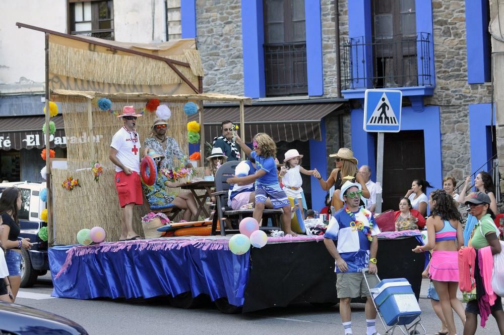 Desfile de carrozas en las fiestas del Cristo de Turón