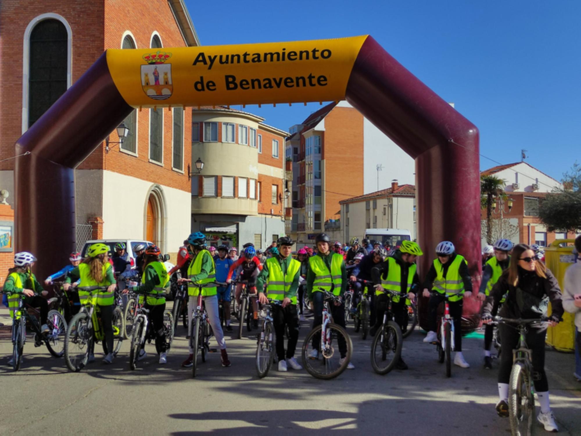 Así de bien lo pasan en la IV Marcha Cicloturista, del colegio San Vicente de Paúl de Benavente