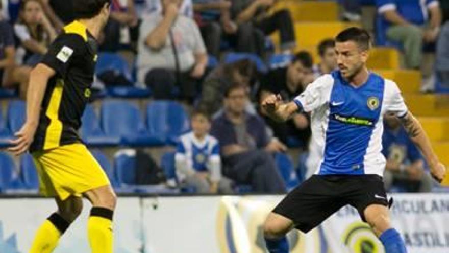 Miñano, centrocampista del Hércules, controla el esférico ante un jugador de El Prat.