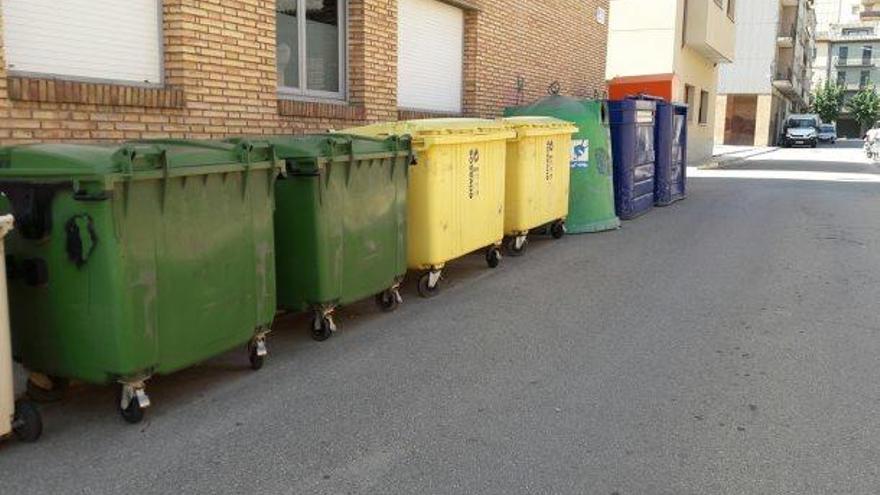 Contenidors d&#039;un carrer de Navàs, que es retiraran amb el porta a porta