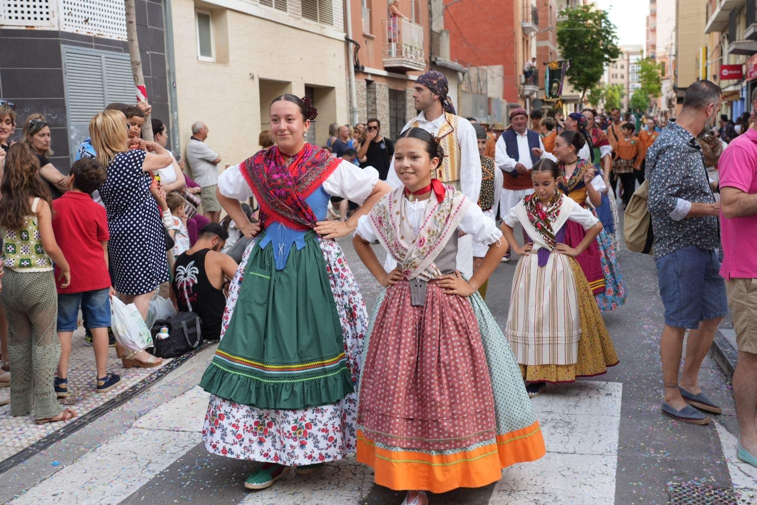 El Grau da inicio a las fiestas de Sant Pere con pólvora, bous y música