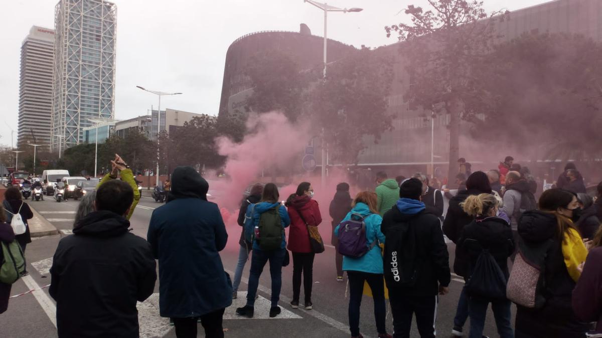 Un grup de docents talla la Ronda Litoral de Barcelona el tercer dia de la vaga educativa