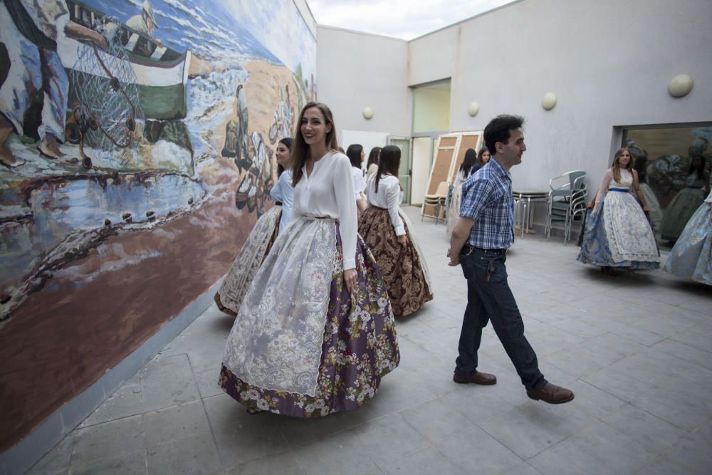 Ensayo de la Dansà con la fallera mayor y la corte