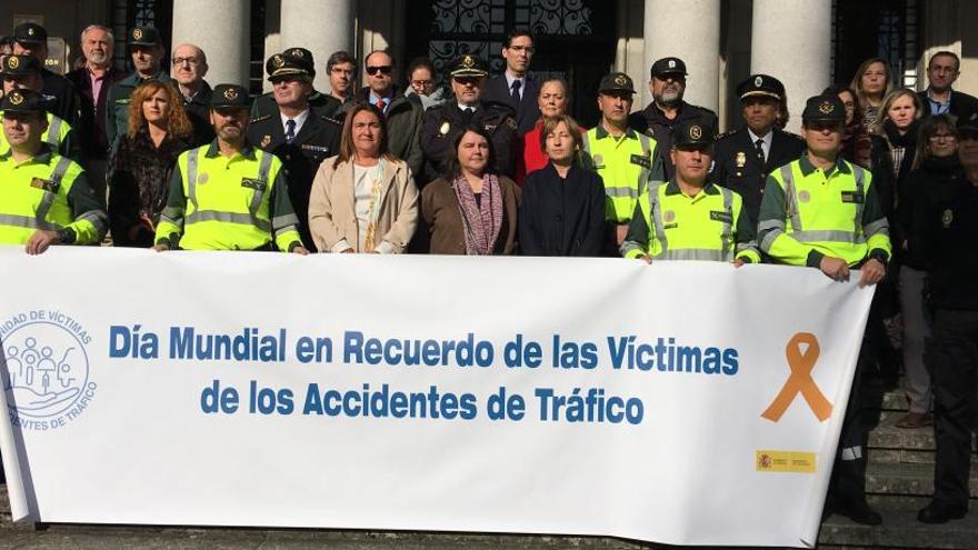 Concentración y minuto de silencio en recuerdo de las víctimas de accidente de tráfico convocada por la Subdelegación del Gobierno.