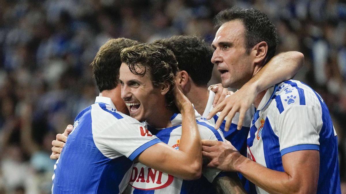El defensa del Espanyol, Carlos Romero, celebra el primer gol de su equipo durante el partido de la tercera jornada de LaLiga que RCD Espanyol y Atlético Osasuna