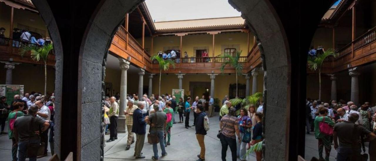 Panorámica de los asistentes a una de las ediciones del Coloquio de Historia Canario Americana en la Casa de Colón . | | LP/DLP