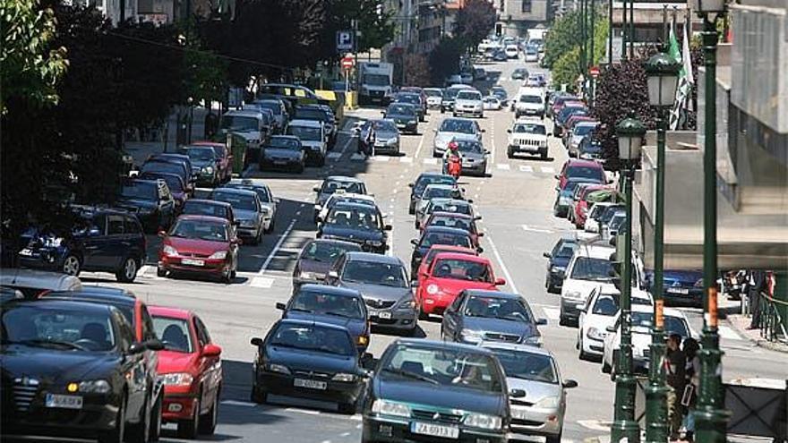 El tráfico vigués produce al año casi medio millón de toneladas de CO2 que se reducirían en un 30% utilizando coches híbridos. Sólo los desplazamientos al campus en coche suponen 2.300 toneladas que se rebajarían hasta en un 70% apostando por el bus y optimizando aparcamientos.