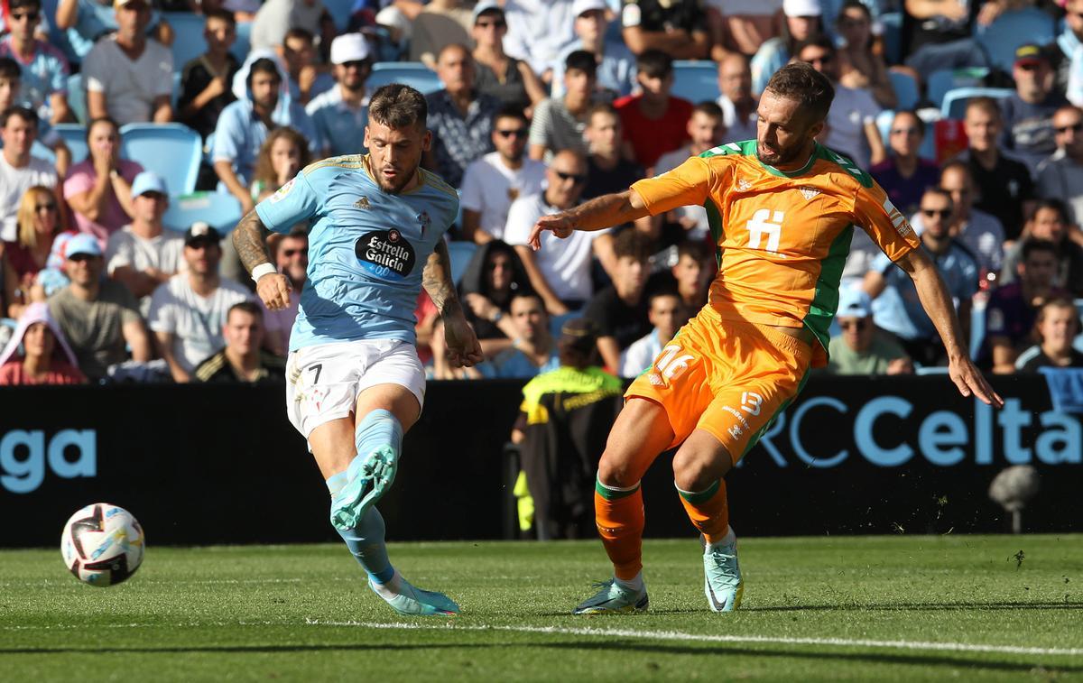 VIGO (PONTEVEDRA) 02/10/2022.- El delantero del Celta de Vigo Carles Pérez y el centrocampista del Real Betis Germán Pezzella, durante el partido de la jornada 7 de LaLiga Santander este domingo en el estadio de Balaídos. EFE / Salvador Sas