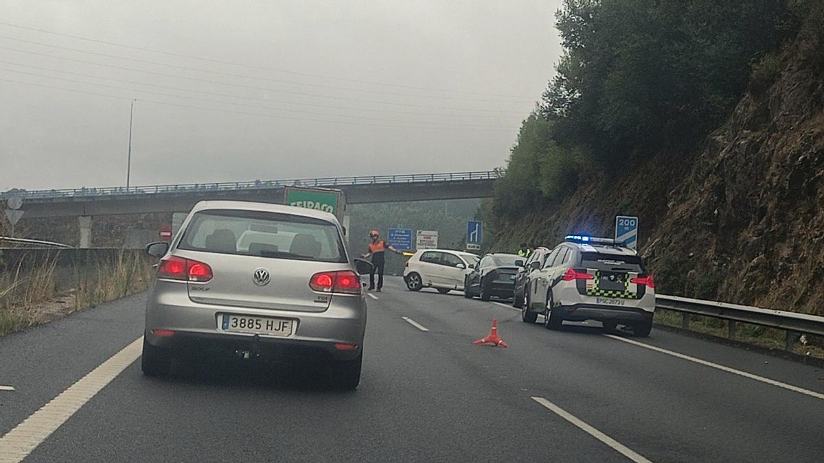 Accidente en la AG-56 a 200 metros de la salida que conecta con el periférico de Santiago.