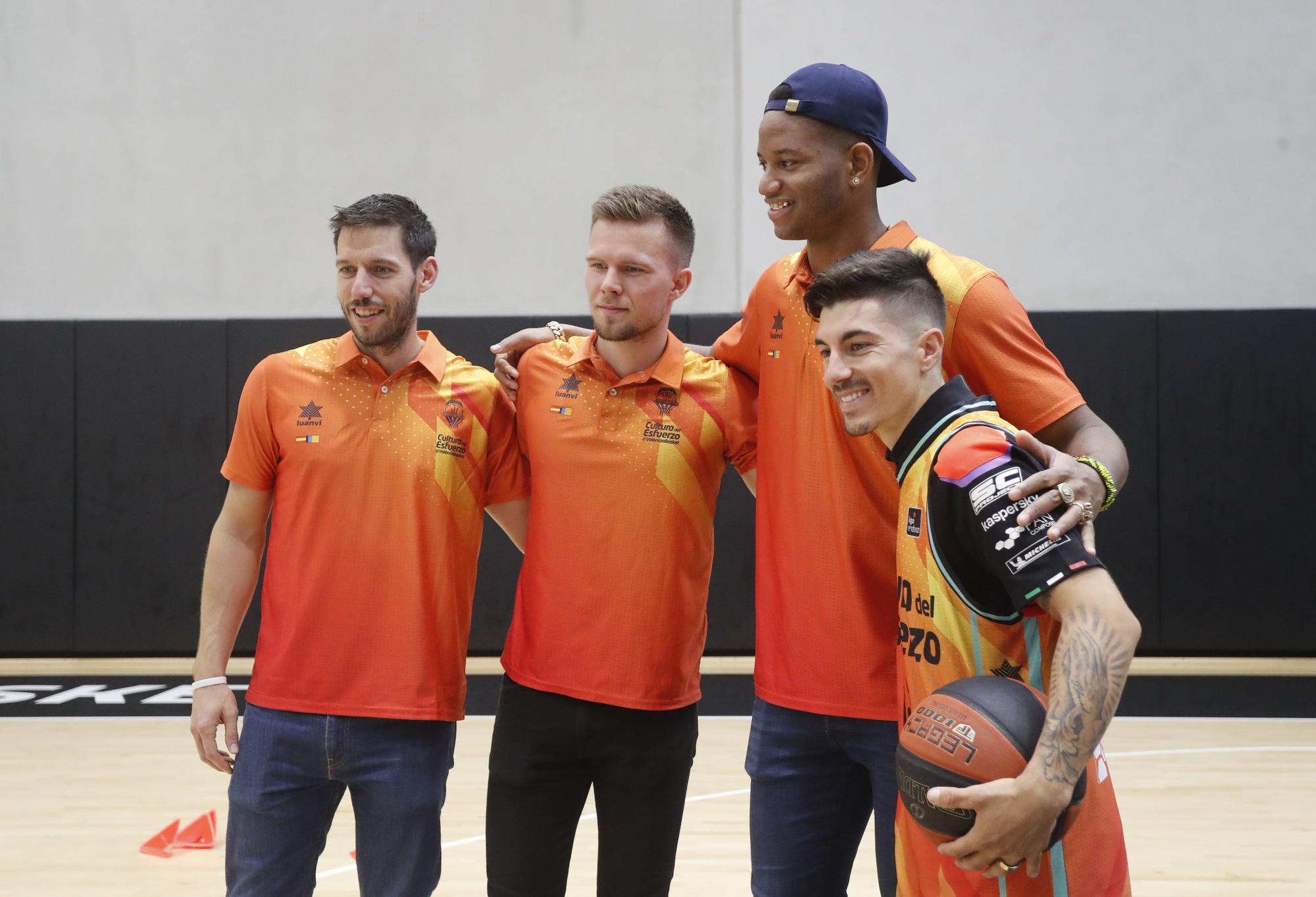 Los pilotos del Mundial de Motociclismo juegan a baloncesto en L´Alqueria del Basket