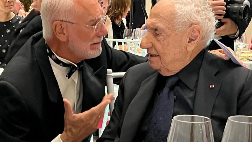 César Caicoya, a la izquierda, conversa con Frank Gehry durante uno de sus encuentros.  | LNE