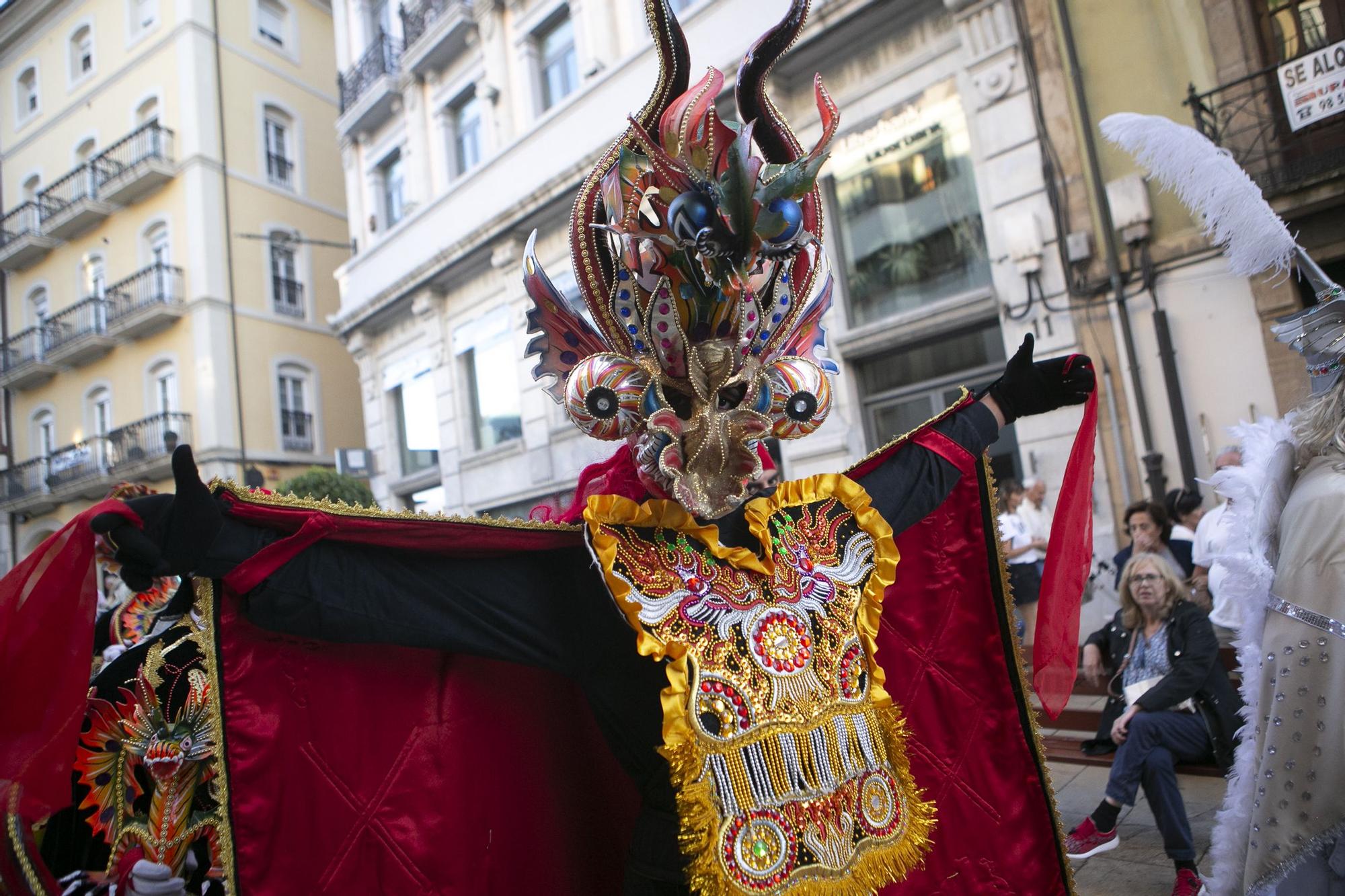 El festival de música y danzas populares llena las calles de Avilés de color