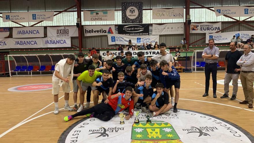 El alcalde hizo entrega del trofeo a los Xavales, tras ganar en la final a Inter de Campelo.