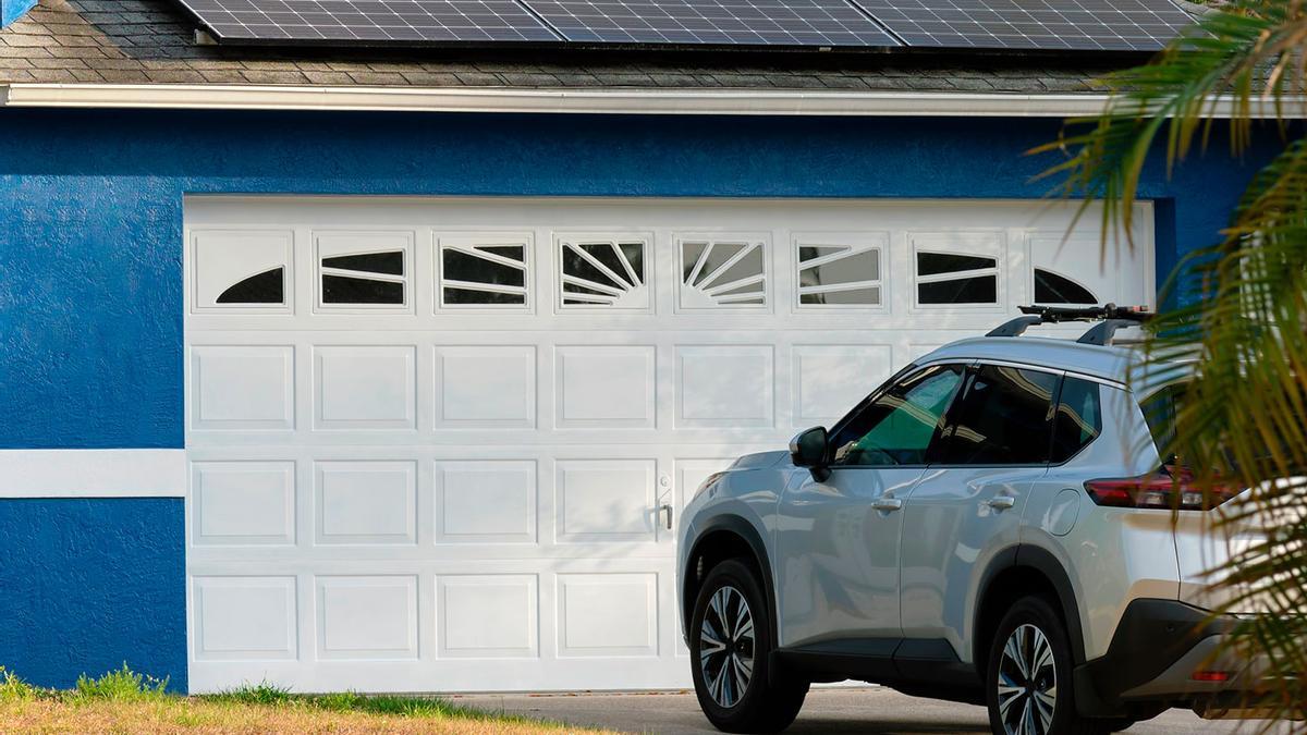 La desconocida sanción de 200 euros que reciben los conductores por aparcar delante de su propio garaje: el motivo para no hacerlo