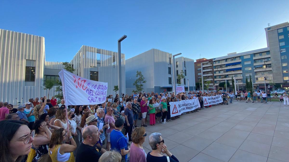 Concentración ante el Espai Roís de Corella contra el cierre de ls consultorios