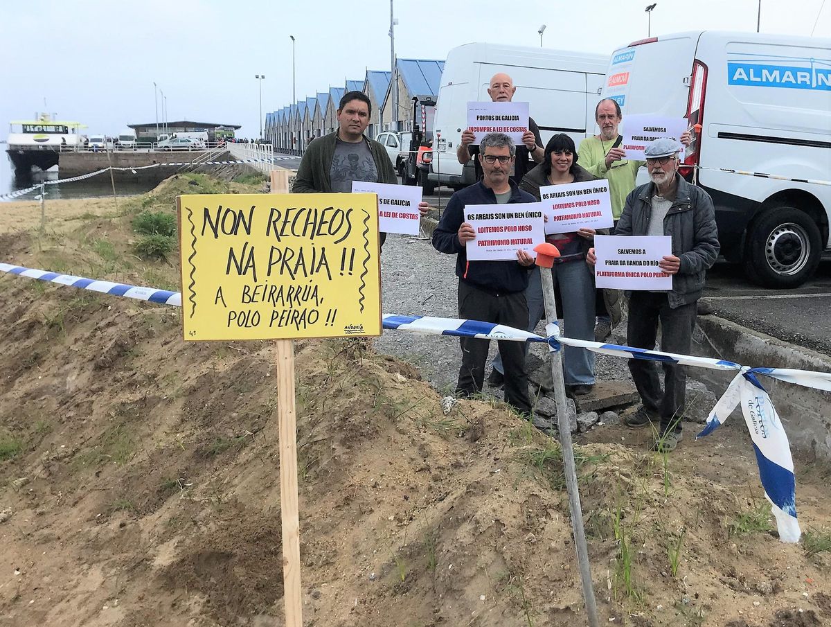 Integrantes de Anduxía en una protesta contra las obras de Portos de Galicia en la playa de Banda do Río, en 2023.