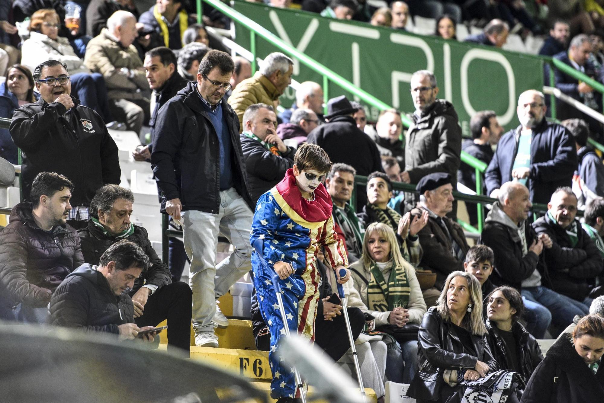 El ambiente en la grada del Cacereño-Castellón