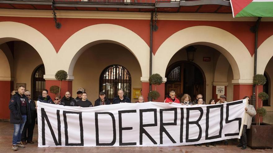 Los vecinos de El Puente abandonan el encierro en el Ayuntamiento de Langreo: "Hemos conseguido nuestros objetivos"