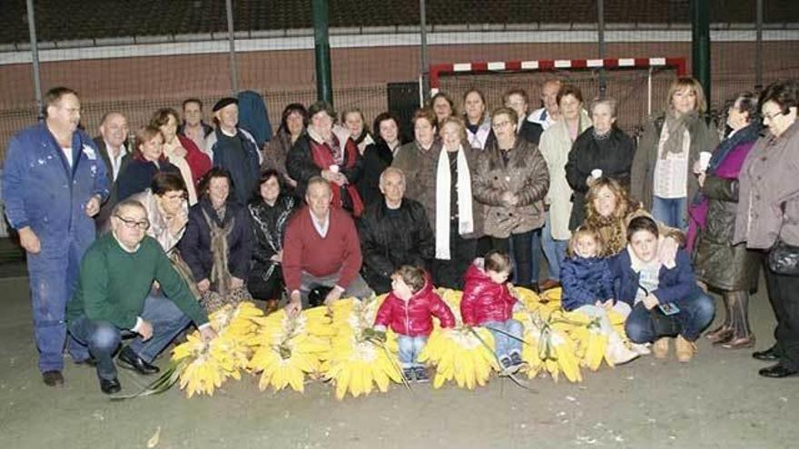 Los participantes en la esfoyaza, con las panoyas enristradas.